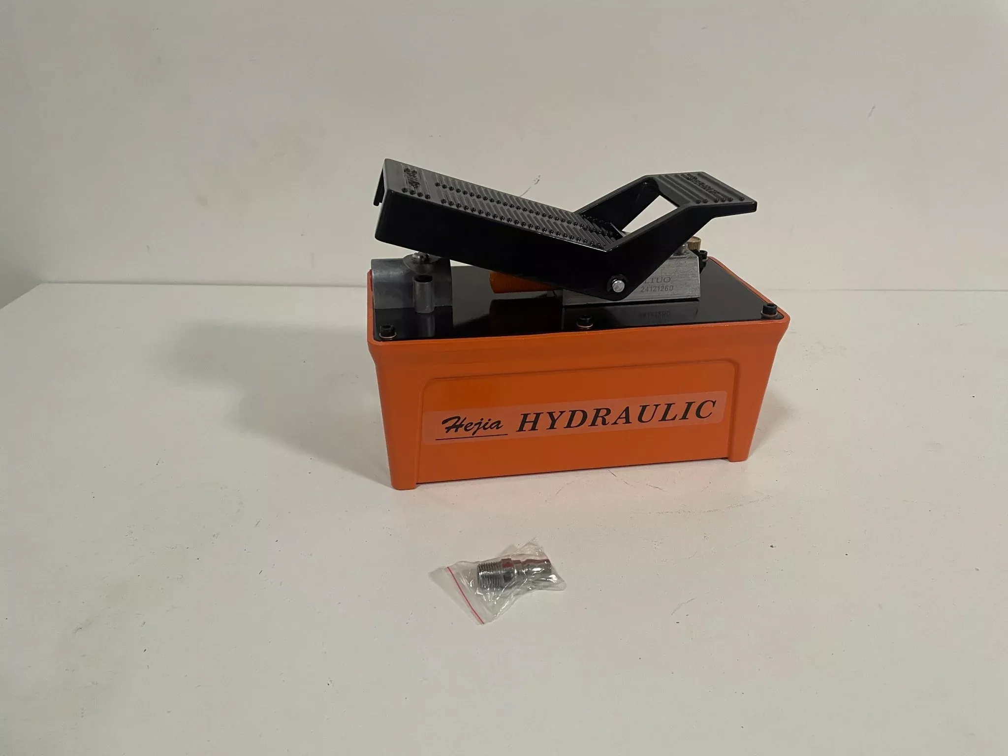 Air Hydraulic Foot Pump 10,000 PSI – Single Acting, 1.6L Tank Capacity, 1/4" NPT Air Inlet AHP42628